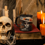 Taza Negra Pato Blue Catrina con Sombrero y Flores Naranjas - Imagen 4